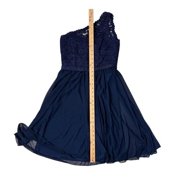 David's Bridal | One Shoulder Lace
Chiffon Dress Size 4 - Picture 4 of 6